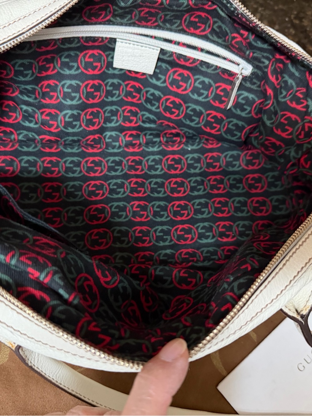 Gucci White Leather Shoulder Bag with Green and Red Stripe Detail - Picture 8 of 11